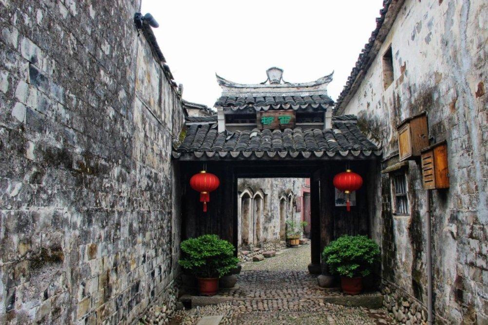 张瑜亲身示范:不烫老年头、不穿老年装,66岁都没有“大妈感”